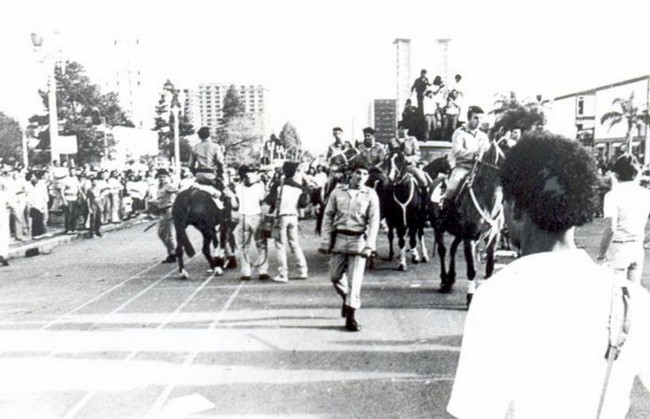 Em 30 de agosto de 1988 os professores também foram reprimidos pela Polícia Militar. O episódio ficou marcado pelo uso de cavalaria para reprimir os manifestantes. Foto: arquivo APP