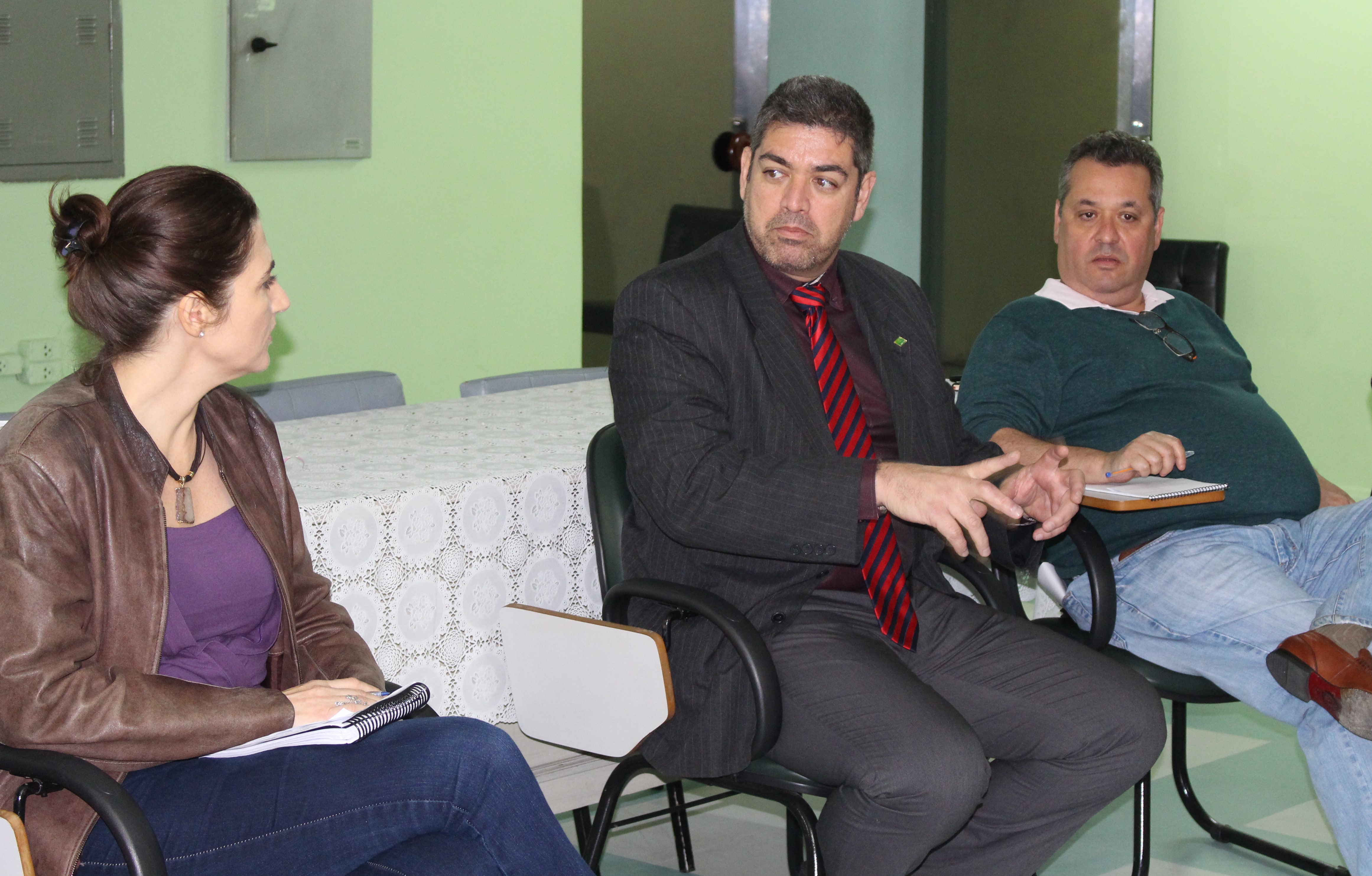 Superintendente Incra, Edson Wagner de Sousa Barroso, durante reunião em que se comprometeu a visitar a comunidade