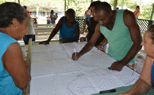 Moradores de Cachoeira-Porteira, em atividade de mapeamento de comunidade. (Foto: Emmanuel de Almeida Farias Júnior)