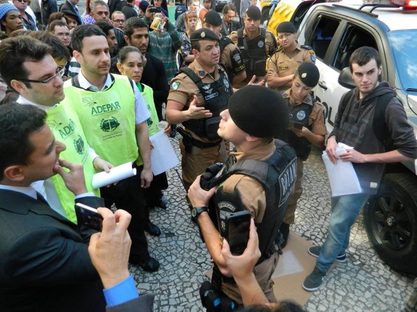 Defensores públicos, advogados populares e policiais militares durante uma manifestação na Boca Maldita, Centro de Curitiba. 