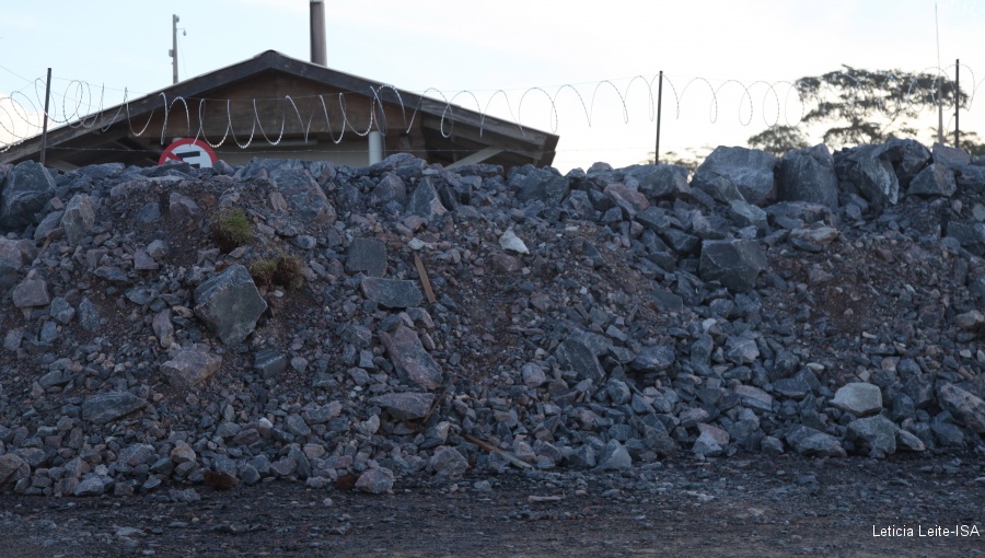 “Muro de pedras” construído pela Norte Energia em Vitória do Xingu, para impedir novas ocupações