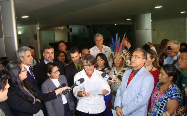 Deputada Érika Kokay (PT-DF) lê o manifesto contra a PEC 215 em ato no Salão Verde da Câmara | Oswaldo Braga - ISA