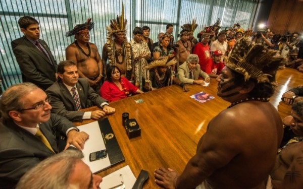 Em abril, lideranças indígenas encontraram-se com presidente da Câmara, Eduardo Cunha (PMDB-RJ) para protestar contra a PEC 215 | Fábio Nascimento - Mobilização Nacional Indígena. 