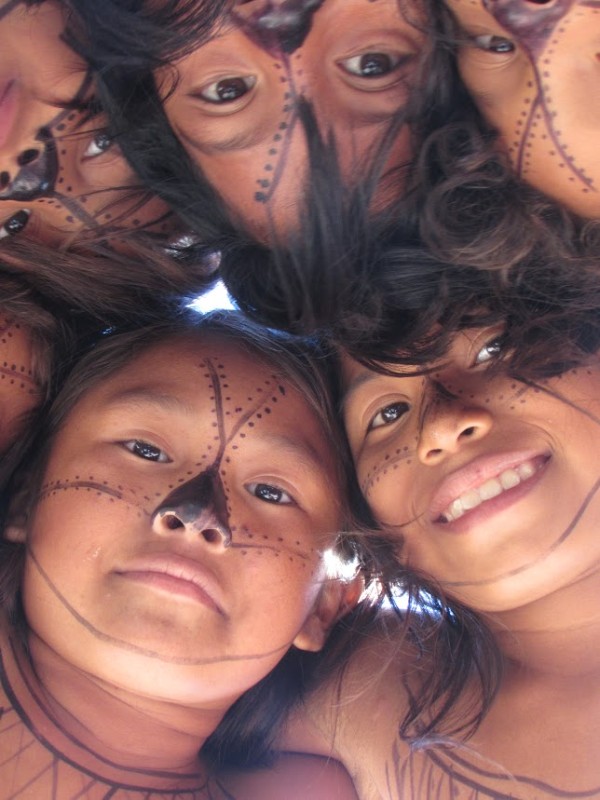Crianças da aldeia Karapanatuba (foto: Layza Queiroz)