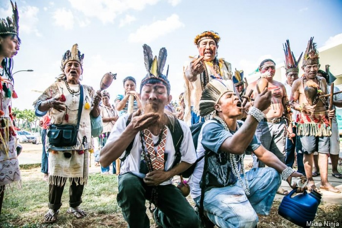 Guarani-Kaiowá comem terra em manifestação na frente do STF, no final de 2014. Foto: Mídia Ninja