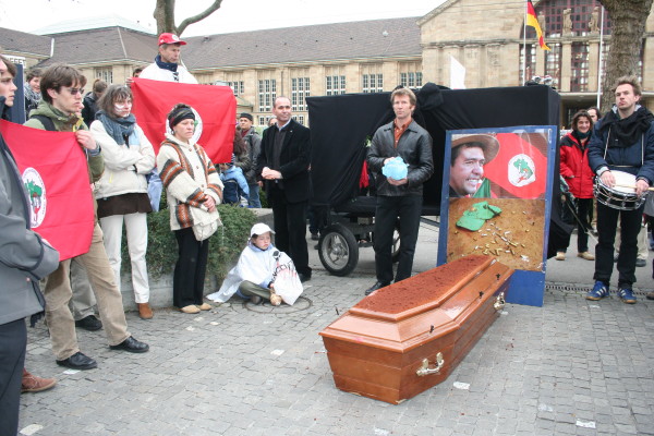 Manifestantes protestam a morte de keno na sede da empresa, na sua, em 2008
