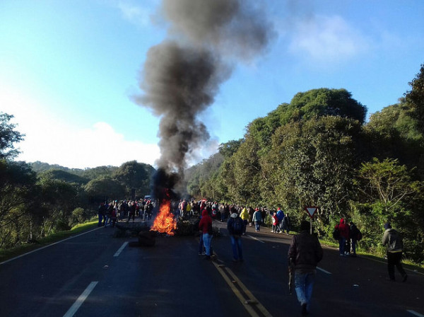 Trabalhadores rurais sem-terra bloqueiam a Br-277 no Oeste desde às 6h30, com o apoio de indígenas da região, contra despejo e por reforma agrária / Assessoria de imprensa do MST