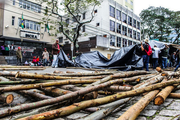 Movimento dos Trabalhadores Rurais Sem Terra acampa em frente ao Incra, em Curitiba, durante Jornada Nacional de Lutas. (foto: Wellington Lenon)