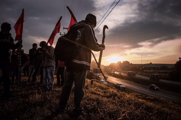 Há anos, trabalhadores sem-terra têm reivindicado a destinação de terras griladas pela madeireira Araupel para a reforma agrária / Mídia Ninja