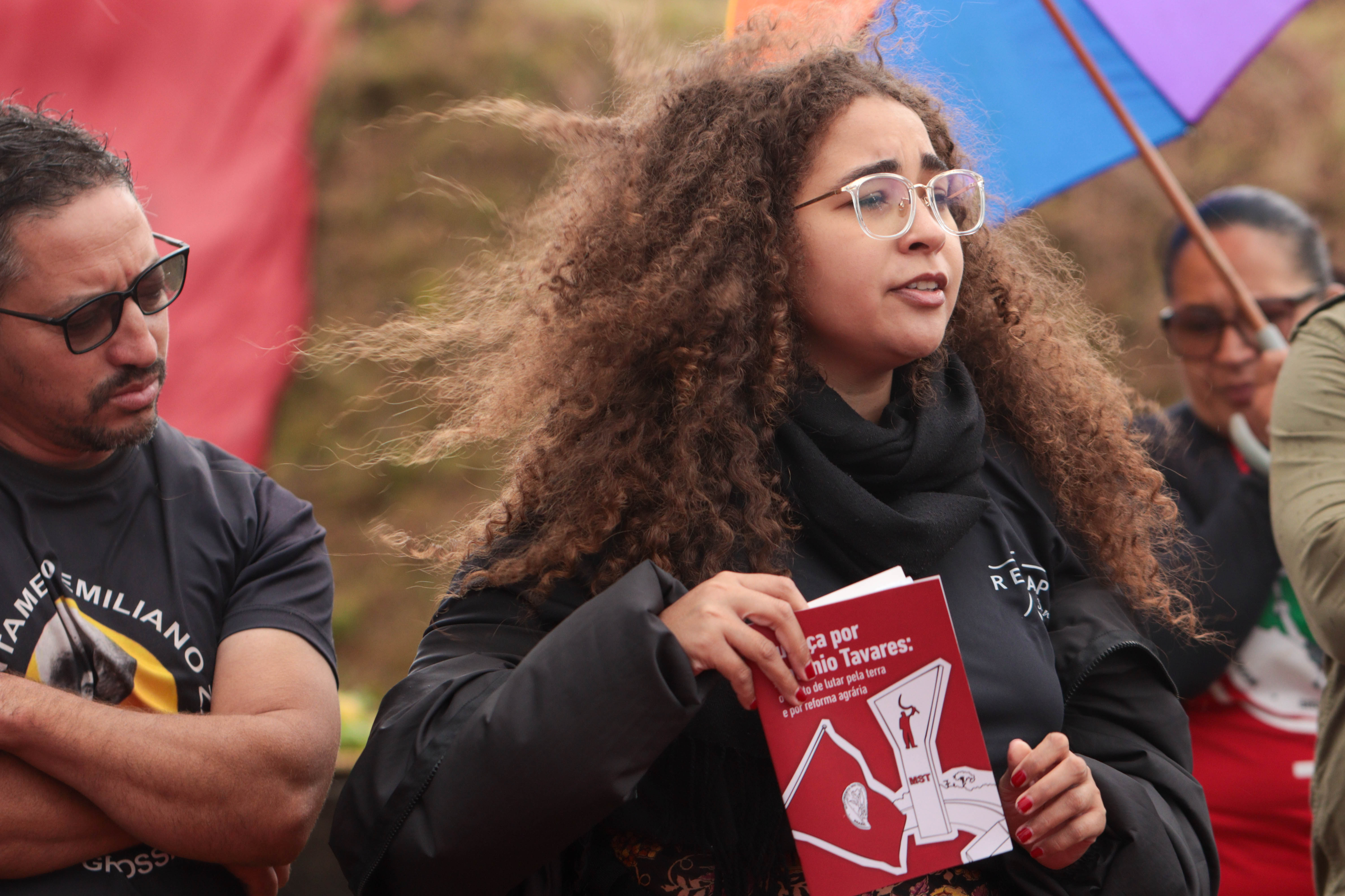 A assessora jurídica da Terra de Direitos, Giovanna Menezes, apresenta a cartilha sobre a luta por justiça por Tavares. Foto: Murilo Bernardon