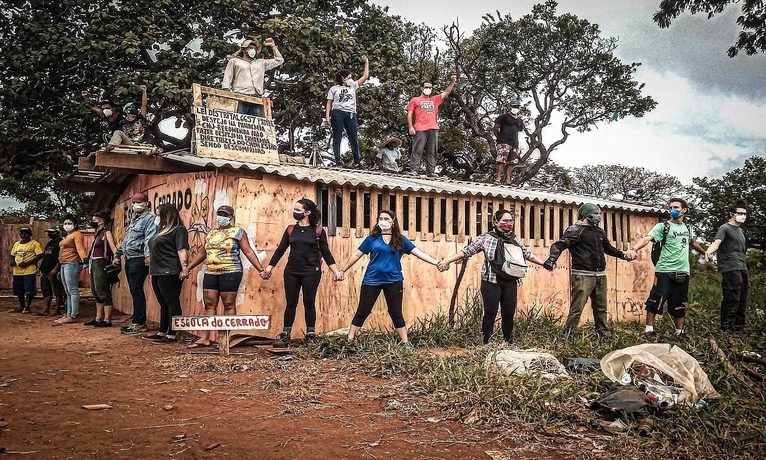 Foto: Scarlett Rocha/ Moradores e apoiadores tentam impedir retirada das casas da ocupação CCBB em Brasília -DF