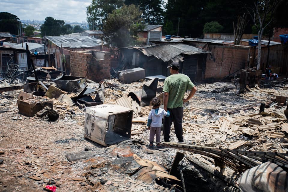 Famílias verificam as perdas após incêndio da Ocupação. Foto: Joka Madruga