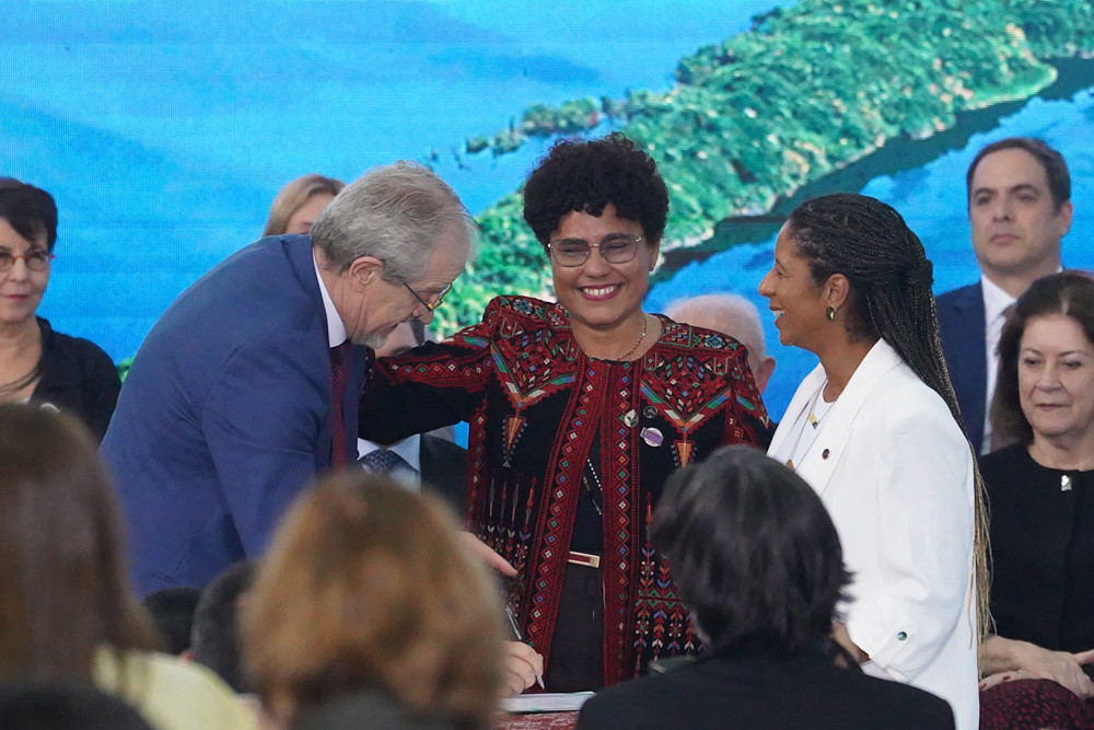 Assinatura da portaria interministerial pelos ministro e ministras do Ministério do Meio Ambiente e Mudança do Clima, da Igualdade Racial e do Desenvolvimento Agrário e Agricultura Familiar. Foto: Rogério Cassimiro/ MMA