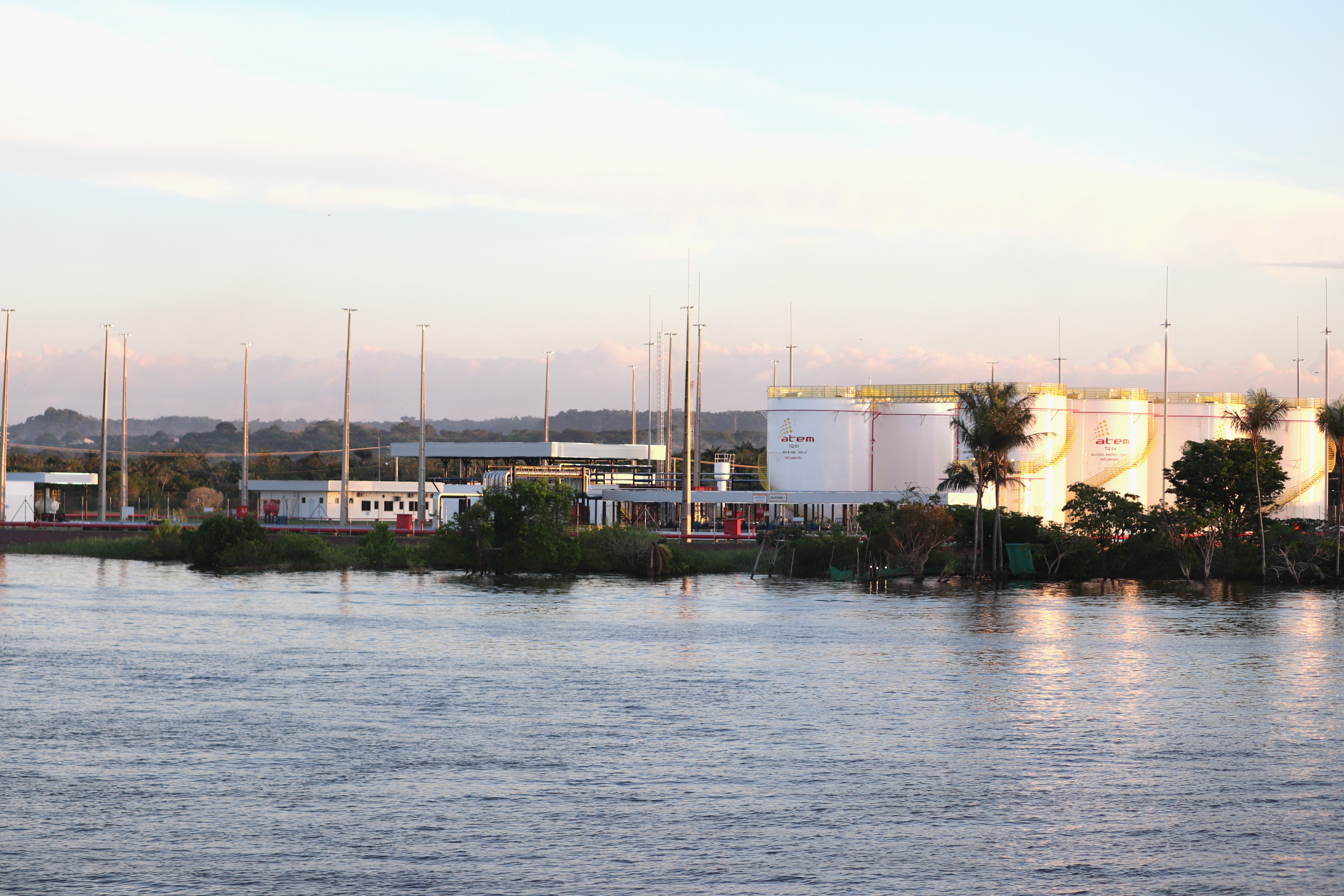 Porto da Atem às margens do Rio Amazonas e em frente a entrada do Lago do Maicá, em Santarém (Foto: Terra de Direitos)