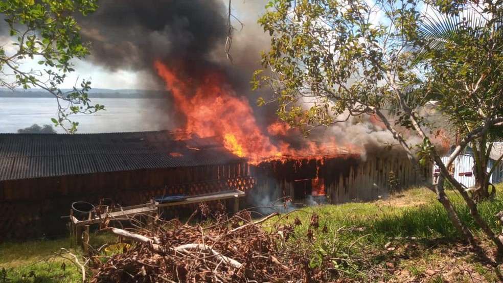 Durante ataque, garimpeiros incendiaram casa da liderança Maria Leusa Munduruku. (foto: Reprodução/MPF)