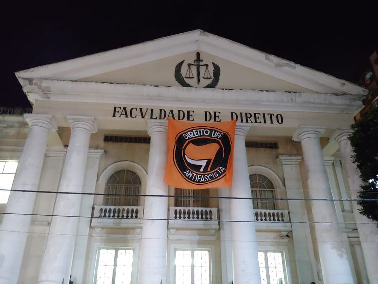 Bandeira colocada na Universidade Federal Fluminense foi apreendida pela alegação de propaganda negativa contra o candidato Jair Bolsonaro. / foto: Centro Acadêmico da Faculdade de Direito da UFF