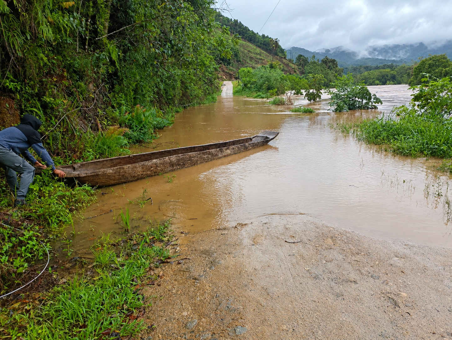 Estrada obstruída de acesso a comunidade quilombola João Surá, no Paraná. O uso de barcos tem sido o caminho encontrado pela comunidade.Foto: Comunidade