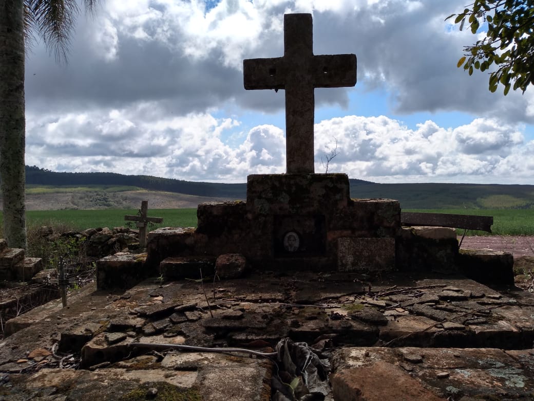 Cemitério dos ancestrais da Família Xavier sofre com ameaça do avanço do plantio de soja na região (foto: Fernando Prioste)