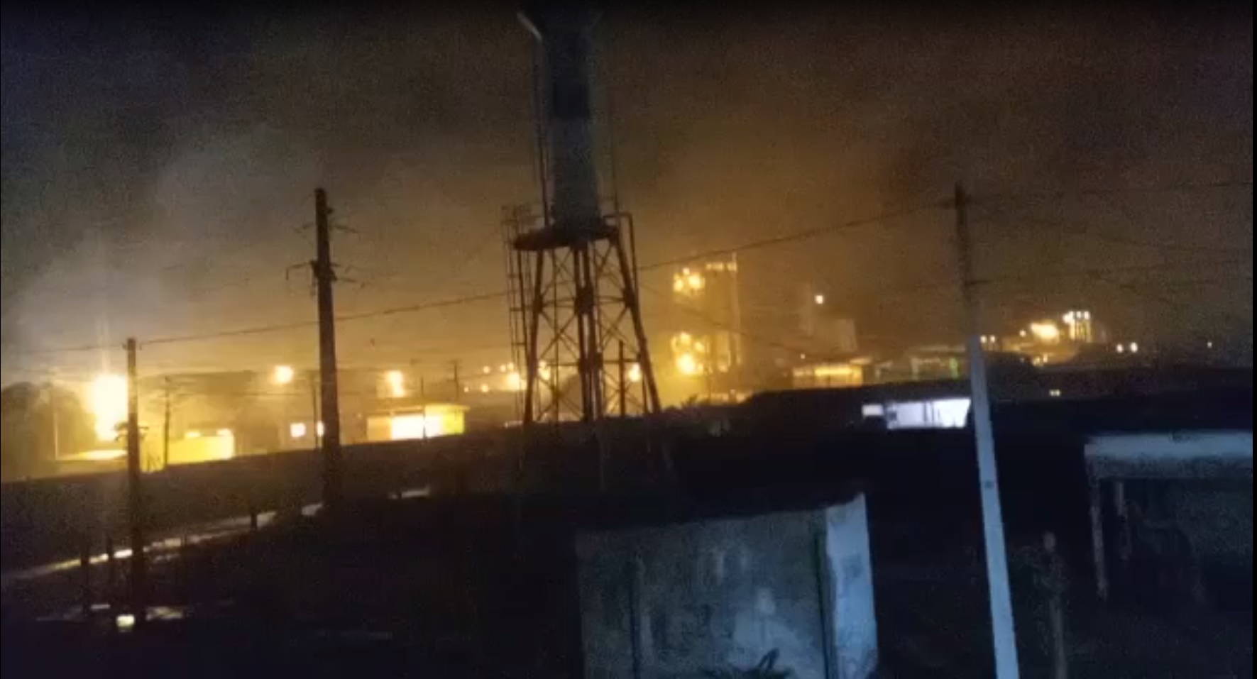 Fumaça tóxica que cobriu o bairro de Vila do Conde após incêndio / Foto: print de vídeo compartilhado por moradores nas redes sociais