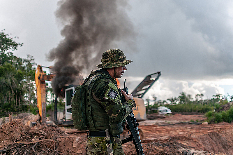 Políticas de aumento da militarização na Amazônia acendem alerta sobre planos do governo para a região. (Foto: Vinicius Mendonça/IBAMA)