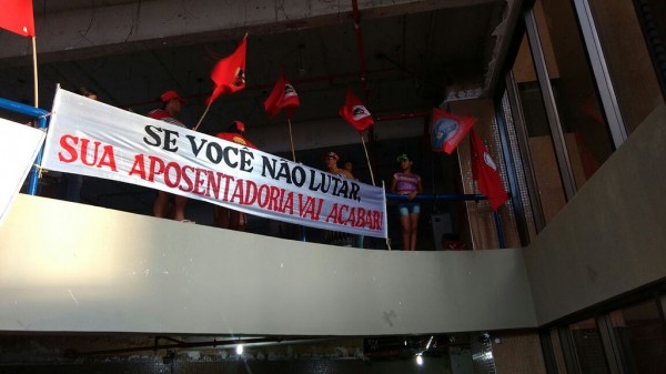 Contrárias à proposta de reforma da previdência, mulheres do Movimento dos Trabalhadores e Trabalhadoras Sem Terra ocuparam superintendência do INSS, em Maceió, durante mobilizações do dia 8 de março. (foto: MST)