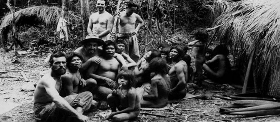 Povo Xetá, da Serra dos Dourados e membros da expedição, em 1956. Foto: MAE/ DEAN/ UFPR. Vladimar Kozak.