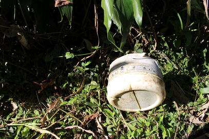 Embalagem de agrotóxico descartada de forma incorreta na área próxima à nascente de água usada pela comunidade quilombola
