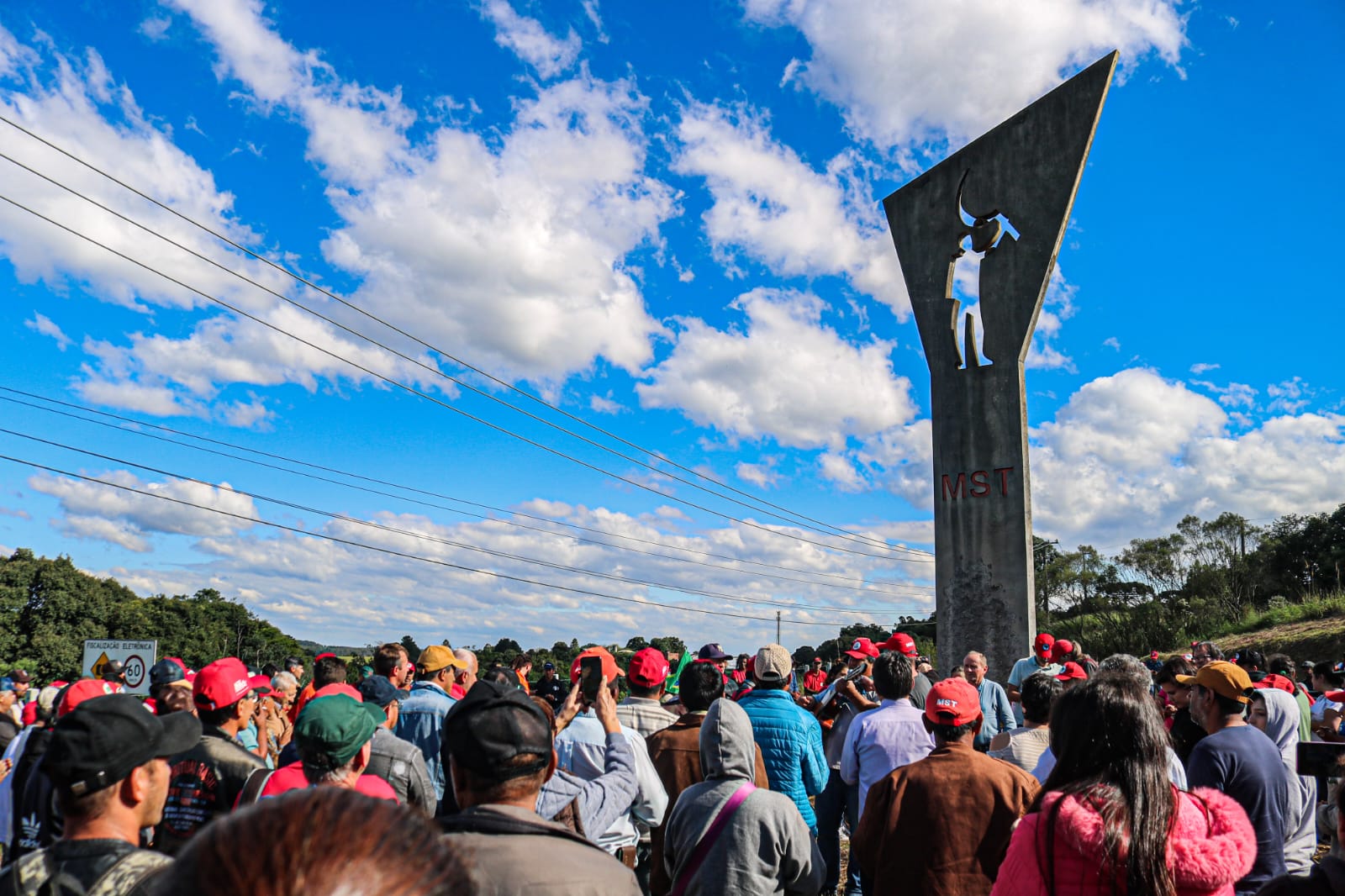 Todo ano, no dia 02 de maio, trabalhadores rurais Sem Terra se reúnem em frente ao monumento. Foto: Juliana Barbosa/MST-PR