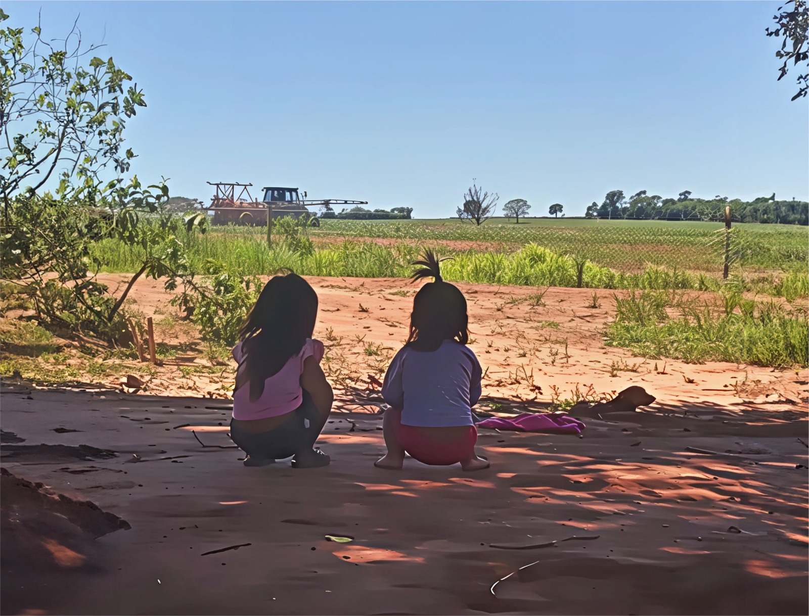 Crianças Avá-Guarani observam máquina de pulverização aérea de agrotóxicos. Foto: reprodução
