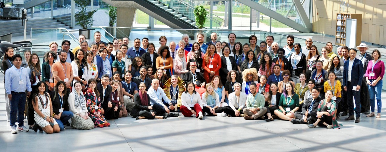 Rpresentantes de organizações sociais e de povos tradicionais de vários países reunidos, em Bonn, destacam a importância da participação efetiva na governança climática. Foto: LCIPP