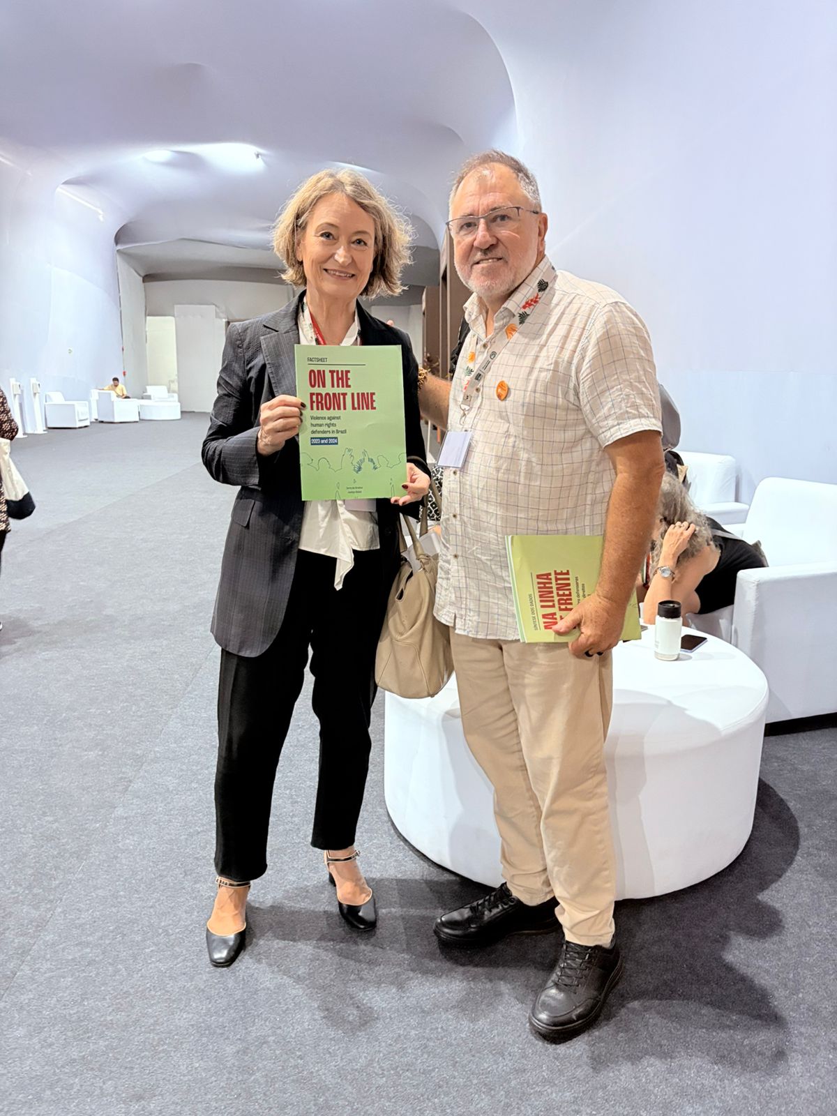 Coordenador da Terra de Direitos entrega pesquisa Linha de Frente para representante da ONU