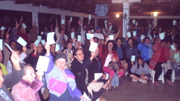Assembleia da Vila Esperança, em 2007. Na ocasição os moradores decidiram pelo ajuizamento da ação de usucapião coletiva. Arquivo Terra de Direitos