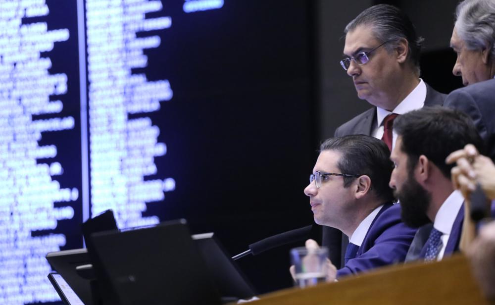 Projeto de Lei é aprovado durante a madrugada, com baixo quórum e votação em regime hídribo. Foto: Câmara dos Deputados