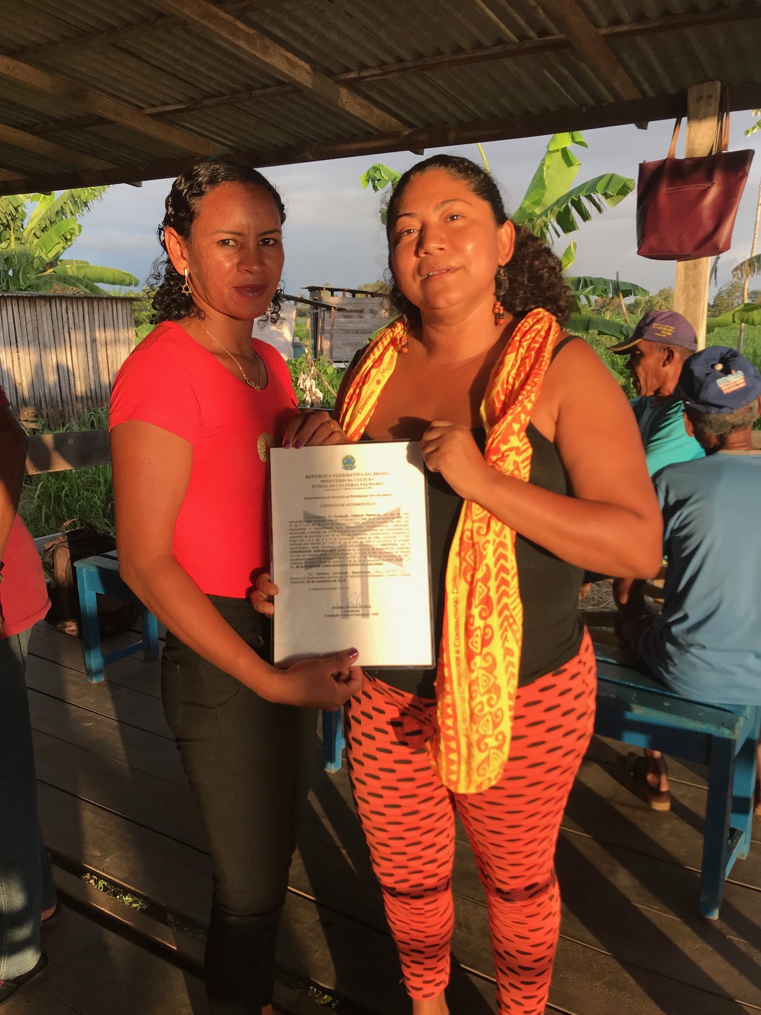 Mulheres da Comunidade com a certificação da Fundação Palmares. Foto: Ciro Brito