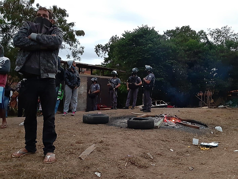 Polícia Militar destrói com trator casas e pertences das famílias durante reintegração de posse na cidade de Piracicaba (SP). – Reprodução