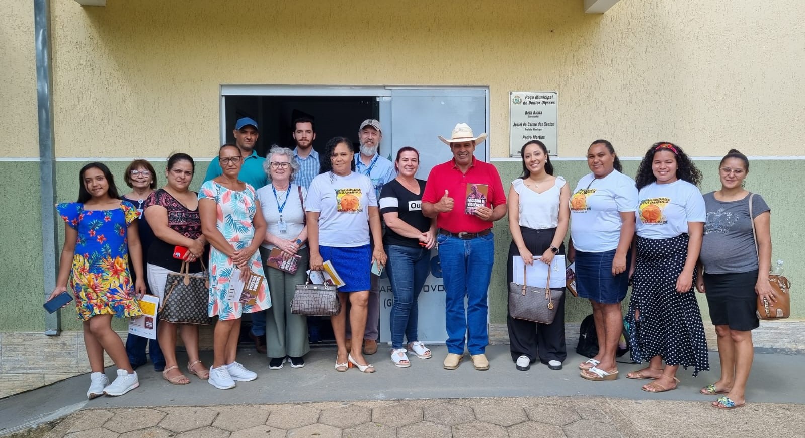representantes das comunidades quilombolas com Prefeito de Doutor Ulisses, Moseis Branco da Silva. Foto: Reprodução