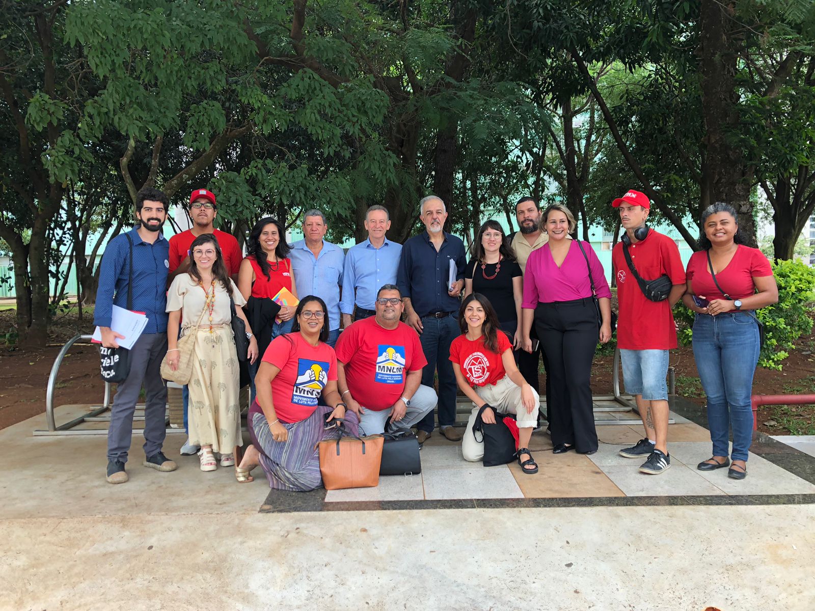 Grupo composto por organizações, movimentos e parlamentares esteve presente na reunião. Foto: Karoline Oliveira/ MST