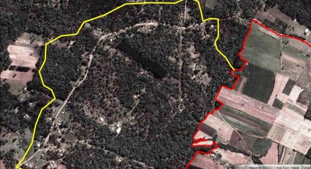 Imagem extraída pela pesquisadora Alcimara Foetsch. Em amarelo as áreas coletivas para moradia e criação de animais à solta. Em vermelho, a área de plantar.
