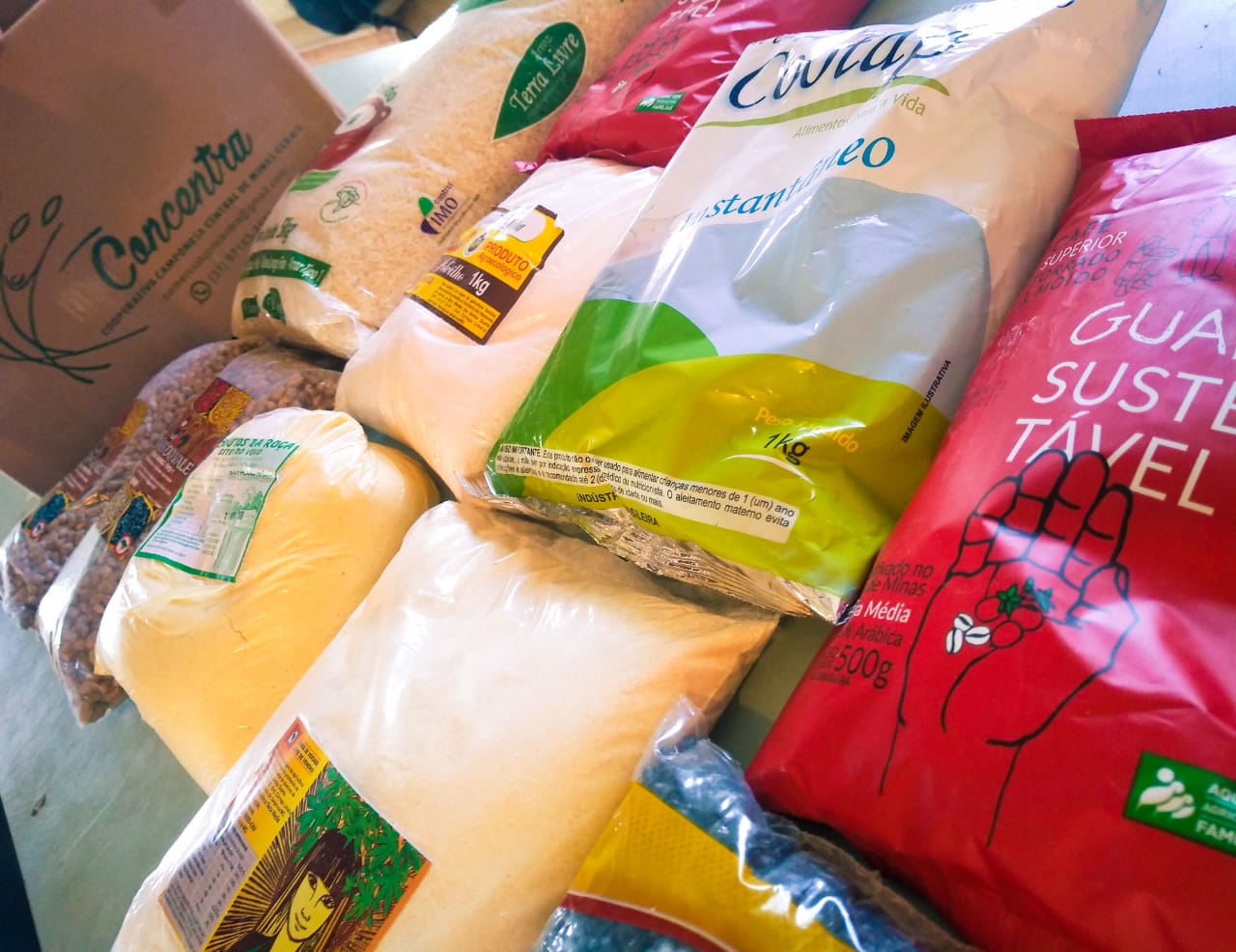 Foram distribuídos em média de 3.300 kg de alimentos a cerca de 220 famílias de cinco comunidades, em Minas Gerais. Foto: Iris Pacheco