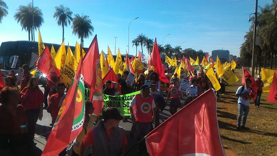 Movimentos iniciam marcha pela Esplanada dos Ministérios. Foto União Nacional por Moradia Popular