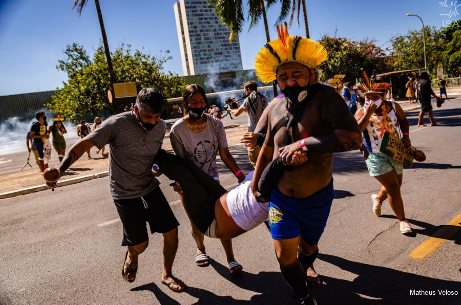 Indígenas que realizavam manifestação em frente à Câmara durante votação de PL 490 são duramente reprimidos. Foto: Matheus Veloso