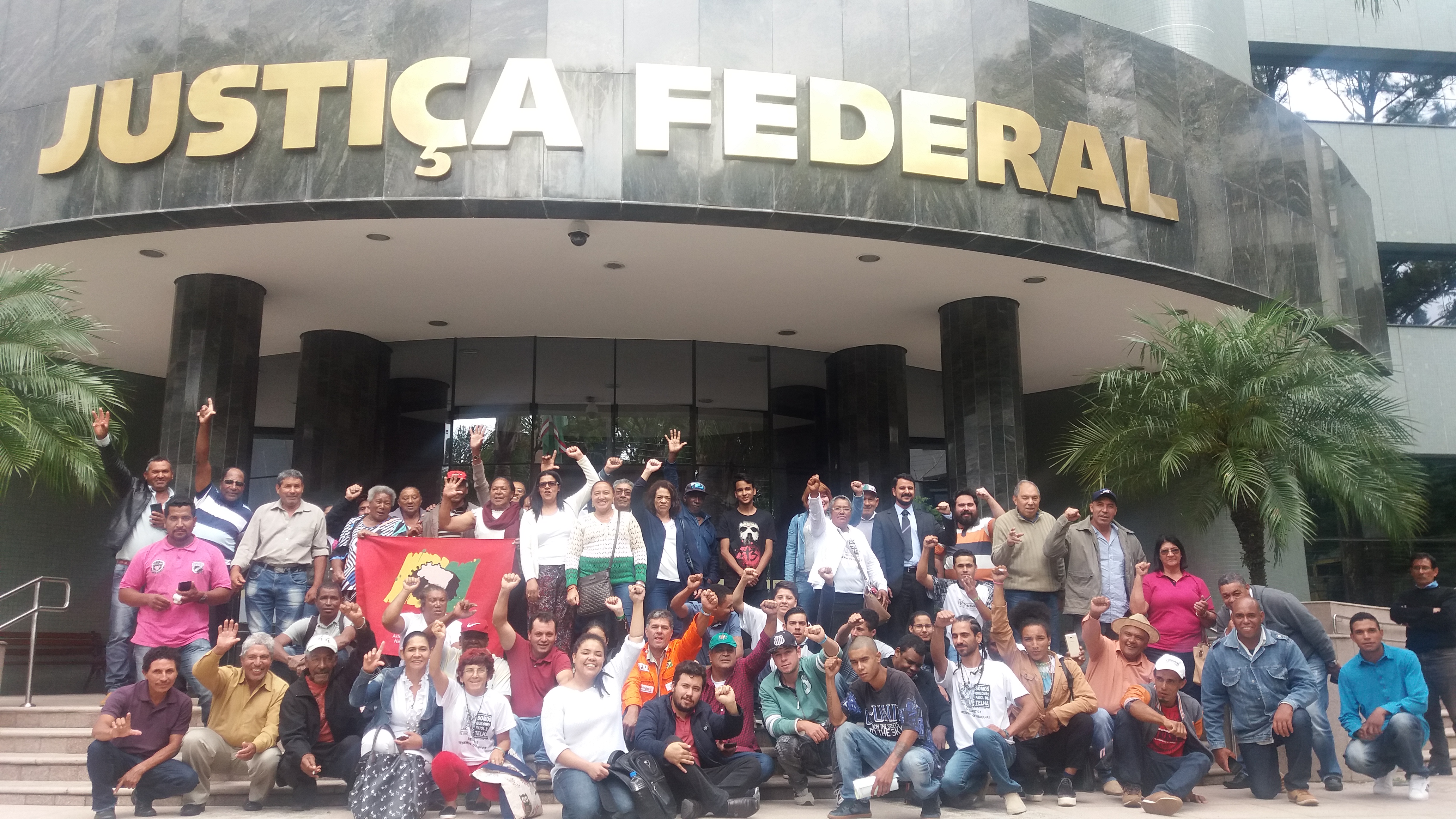Comunidade posa em frente à 11ª Vara Federal de Curitiba, após audiência de conciliação. Foto: Lizely Borges