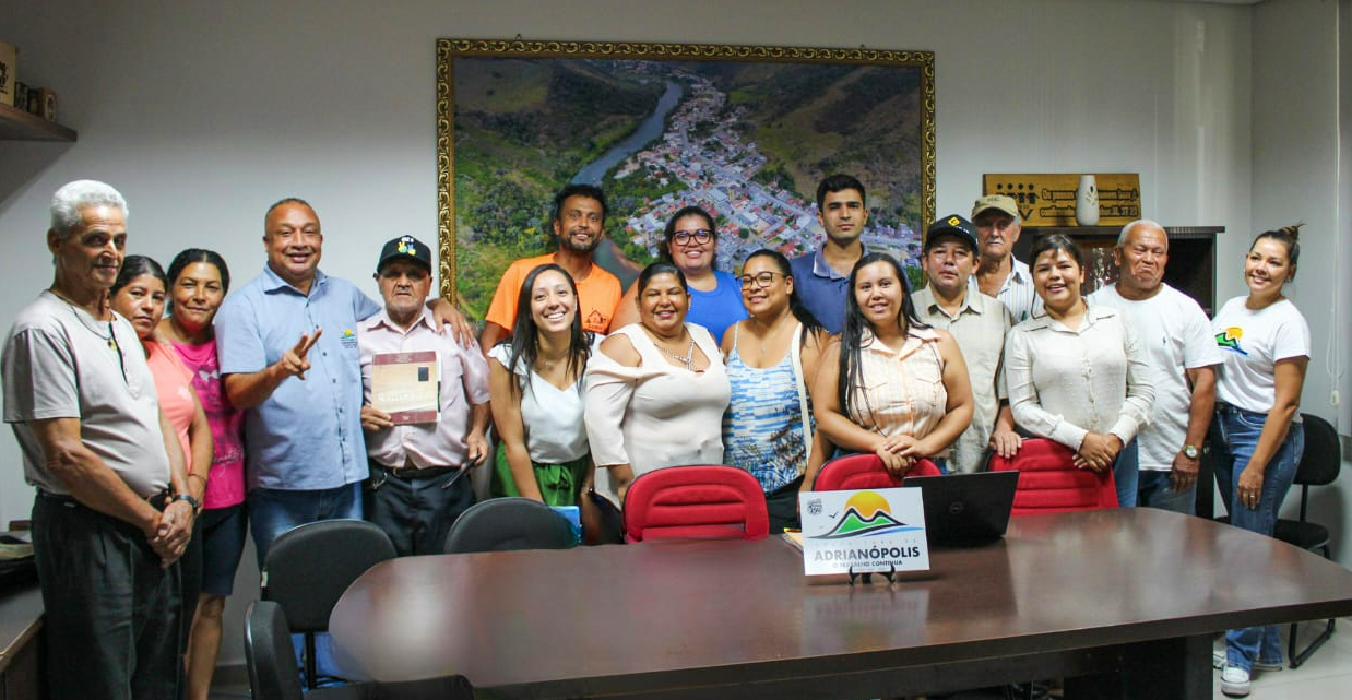 Lideranças de comunidades quilombolas do Paraná e Terra de Direitos se reúnem com Prefeito de Adrianópolis para reivindicar adesão ao PNGTAQ. Foto: Fecoqui