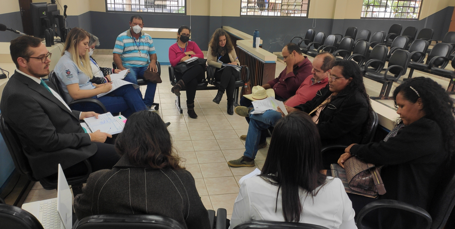 Em uma das ações para reivindicar a nota do produtor, a comunidades esteve reunida com a Prefeitura de Doutor Ulisses e o Promotor de Cerro Azul. Foto: Terra de Direitos