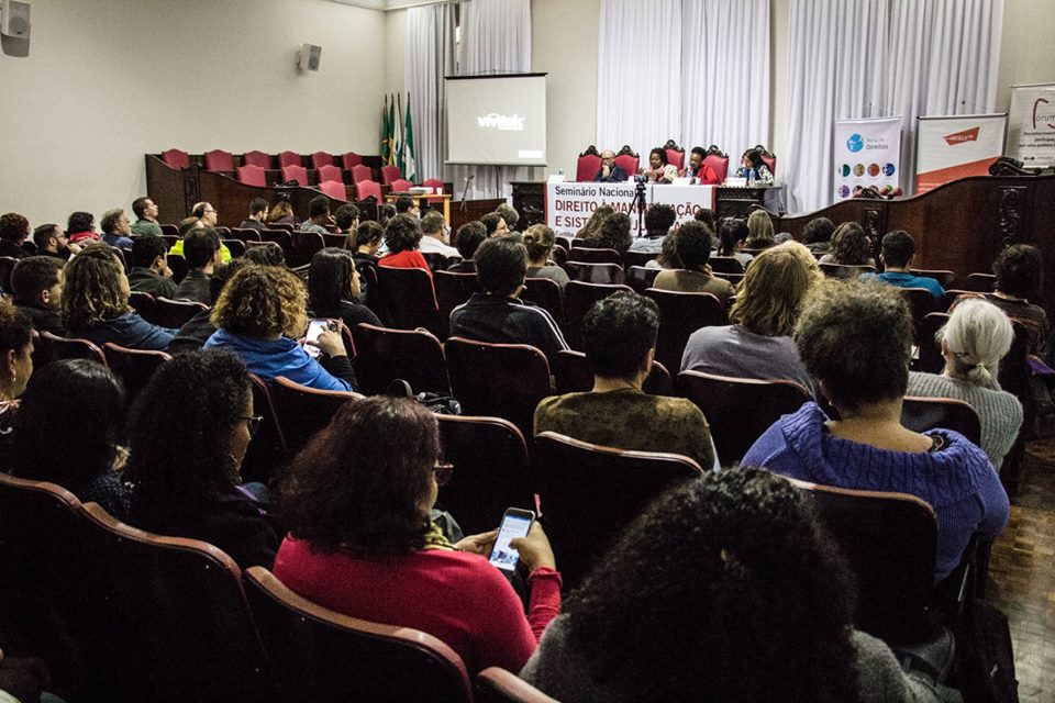 Aula magna realizada durante seminário teve como tema de debate a repressão e direitos em risco. Foto: Heloise Nichele
